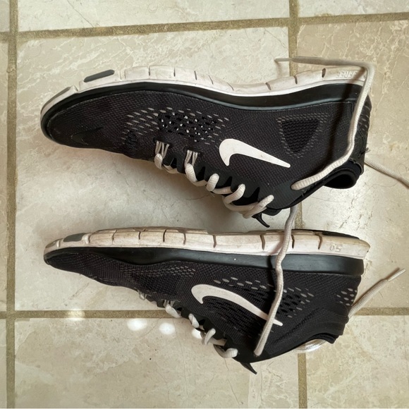 Nike “Free Run” black and white women’s size 8 running shoe. - Picture 3 of 11